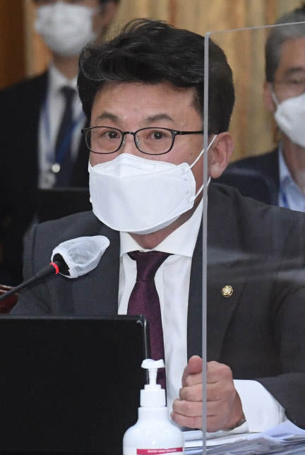 진성준 민주당 의원이 지난 20일 경기도청에서 열린 국회 국토교통위원회의 경기도 국정감사에서 질의하고 있다. 경기사진공동취재단=연합뉴스
